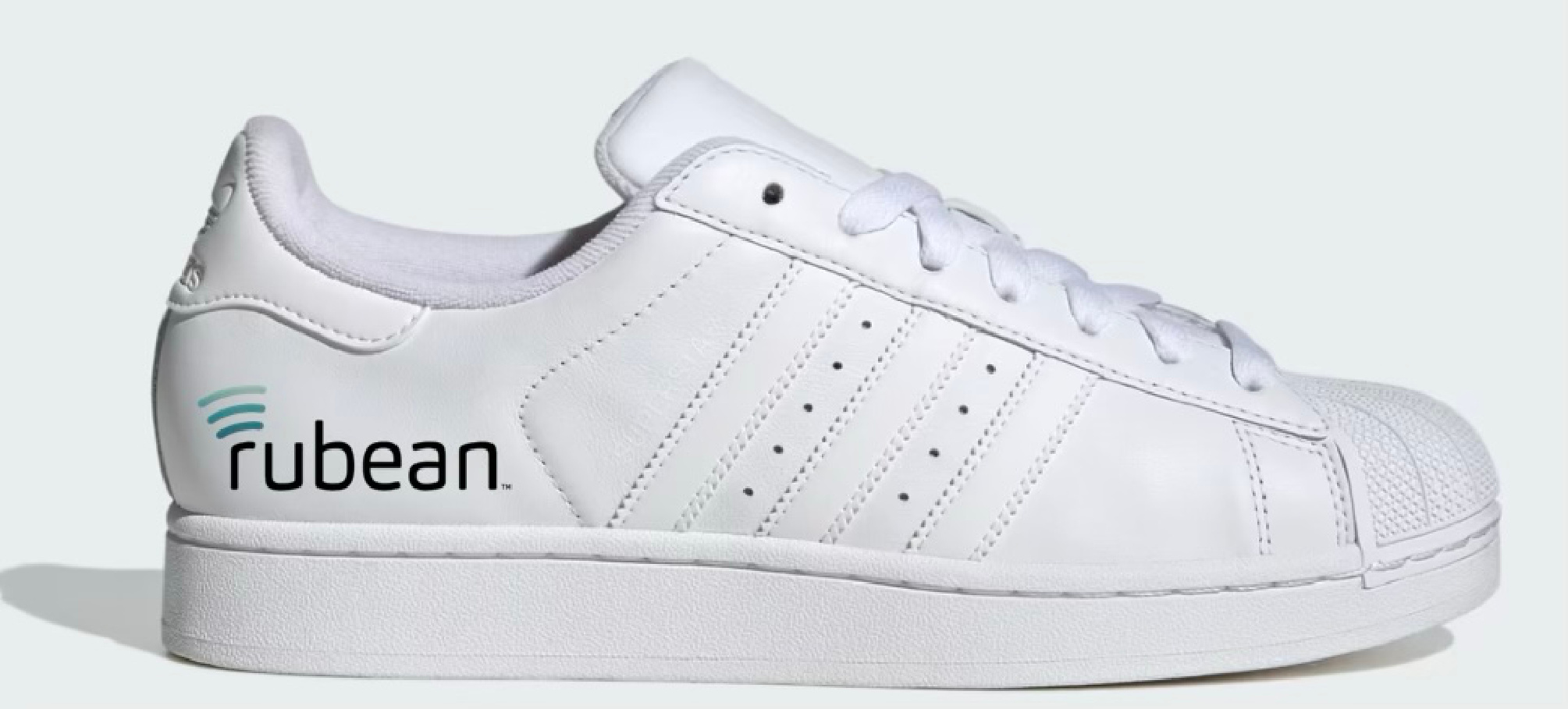 Adidas Superstar mit rubean-Logo – custom bedruckter weißer Sneaker mit Corporate Branding für rubean AG